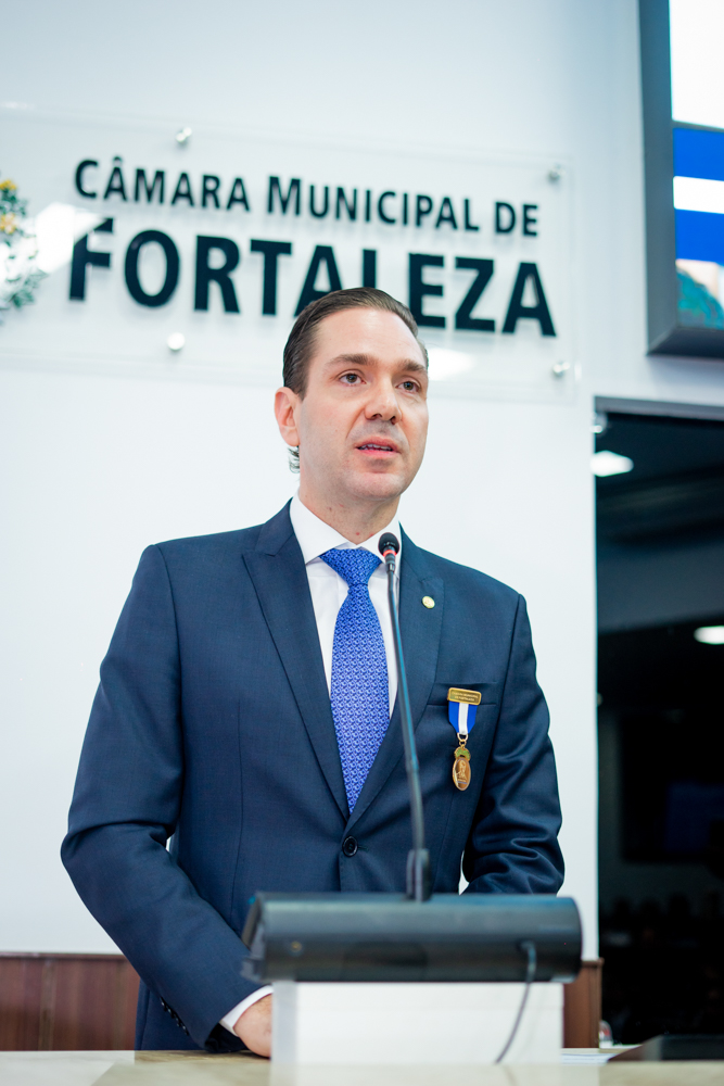 Eduardo Bismarck recebe Medalha Boticário Ferreira na CMFor Eduardo Bismarck recebe Medalha Boticário Ferreira na CMFor