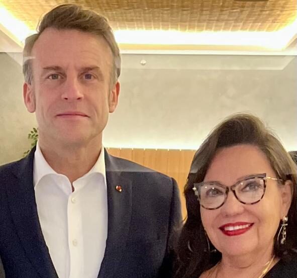 Fernanda Jensen recebe Emmanuel Macron em Fortaleza durante pouso técnico