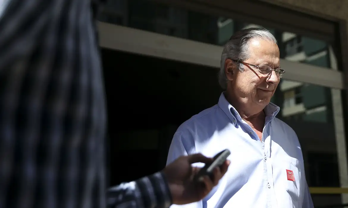 PGR recorre de decisão que anulou condenações de Dirceu PGR recorre de decisão que anulou condenações de Dirceu