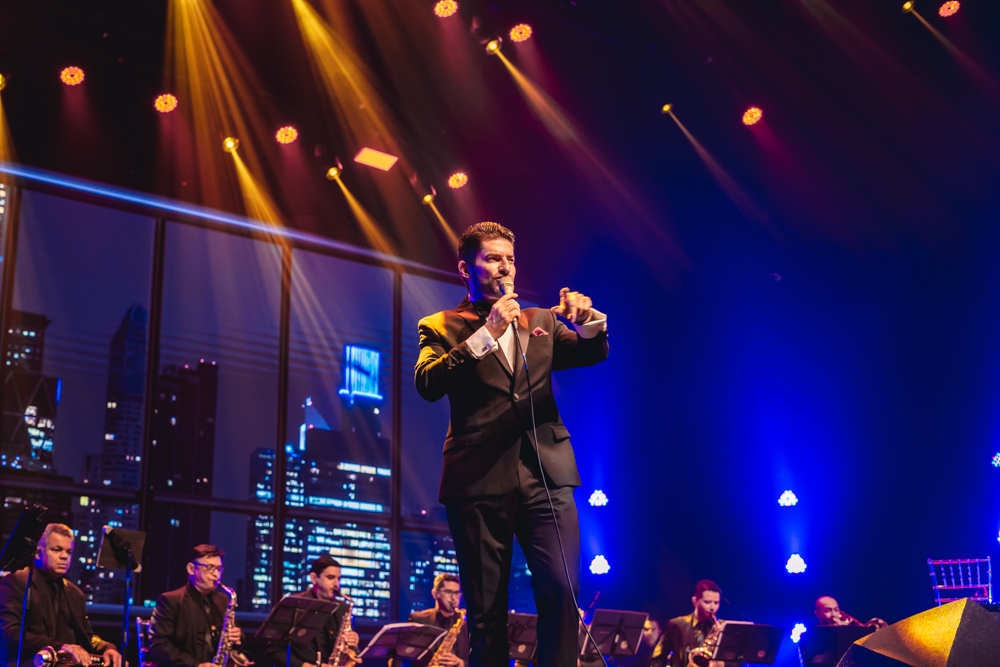 Paulo Benevides encanta público do Teatro RioMar com tributo a Sinatra e Bennett Paulo Benevides encanta público do Teatro RioMar com tributo a Sinatra e Bennett