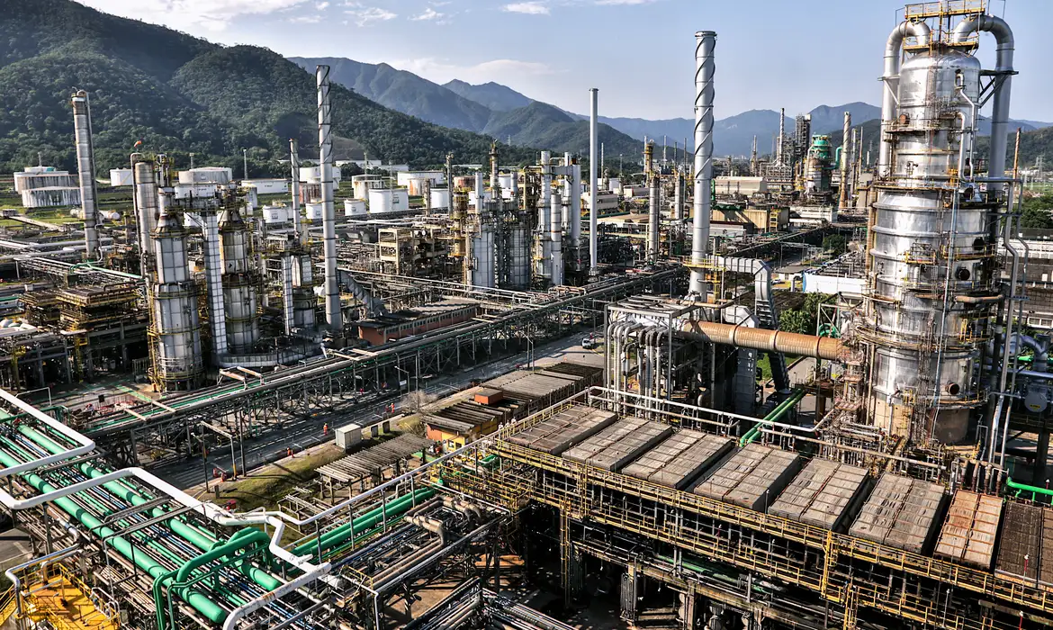 Petrobras lucra R$ 32,6 bilhões no 3º trimestre, alta de 22,3% Petrobras lucra R$ 32,6 bilhões no 3º trimestre, alta de 22,3%