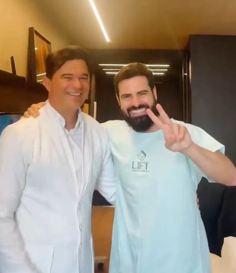Cantor Renno realiza transplante de barba com o Dr. Davi Pontes