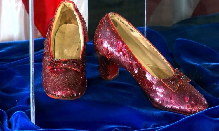Icônicos sapatos vermelhos de “O Mágico de Oz” vão a leilão por cerca de R$ 5 milhões Icônicos sapatos vermelhos de “O Mágico de Oz” vão a leilão por cerca de R$ 5 milhões