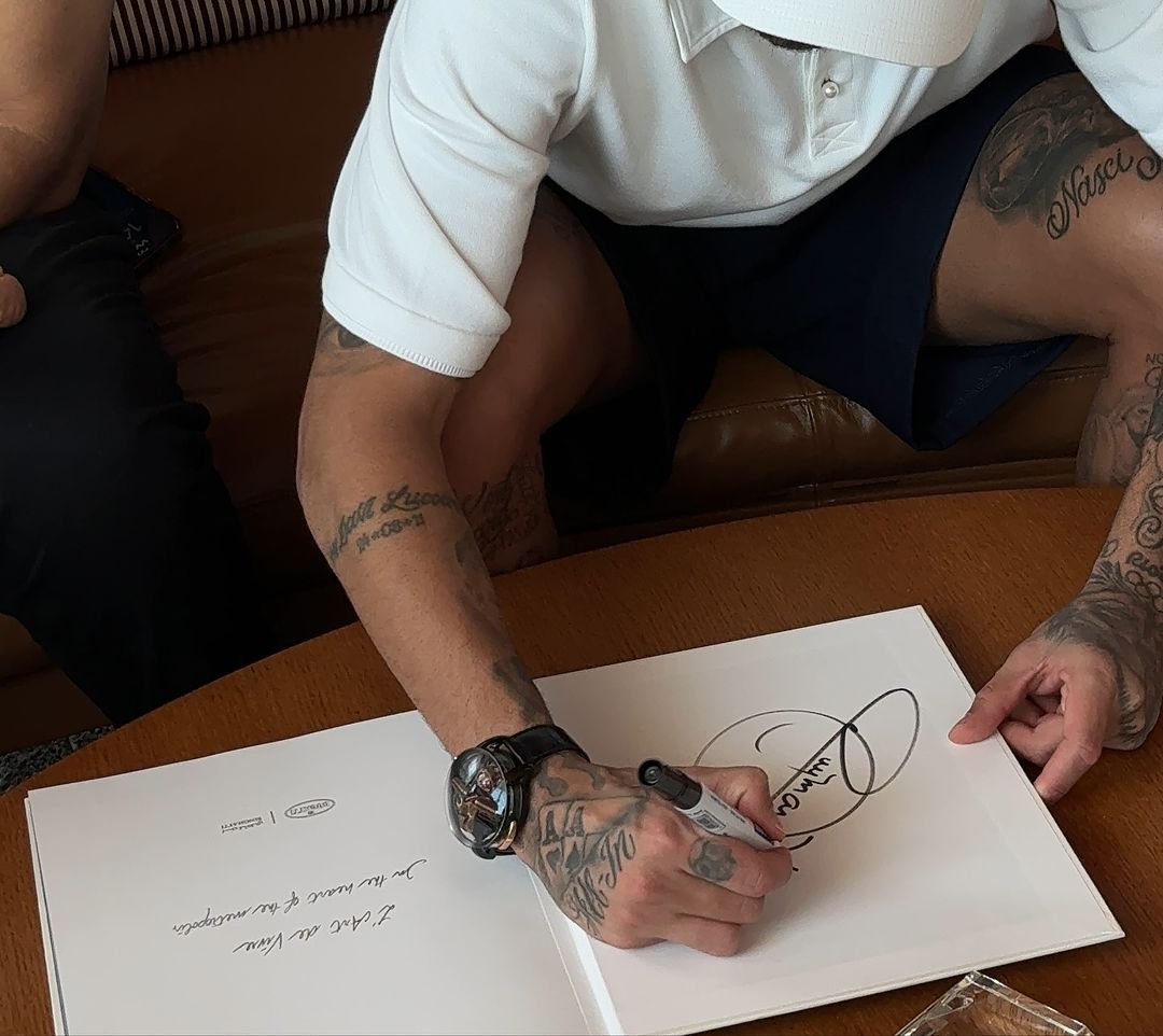 Neymar oficializa a compra de um apartamento de luxo nos Emirados Árabes Unidos