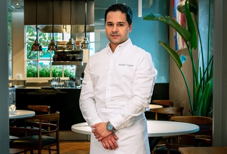 Chef Rafael Cagali: o único brasileiro a ter duas estrelas Michelin fora do Brasil Chef Rafael Cagali: o único brasileiro a ter duas estrelas Michelin fora do Brasil