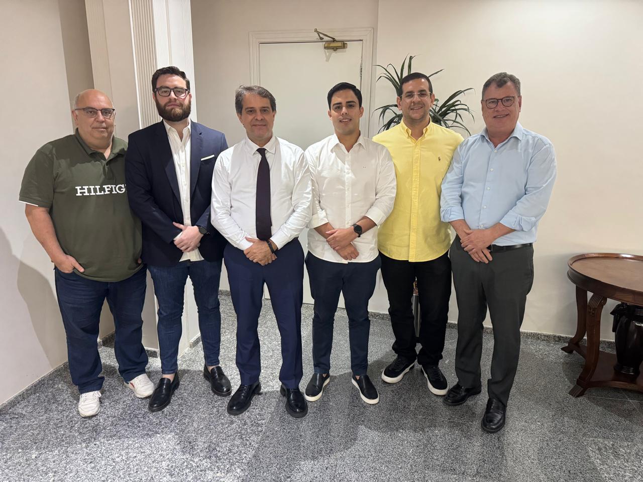 Evandro Leitão oficializa apoio a Pedro Gabriel para a presidência do Ceará Evandro Leitão oficializa apoio a Pedro Gabriel para a presidência do Ceará