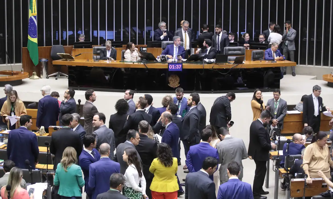 Câmara aprova teto para salário mínimo, mas afrouxa mudanças no BPC Câmara aprova teto para salário mínimo, mas afrouxa mudanças no BPC