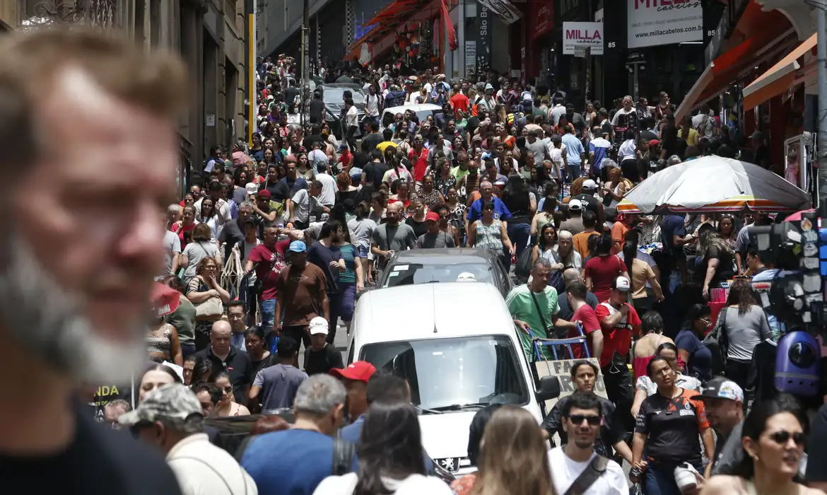 Hora trabalhada de pessoa branca vale 67,7% mais que a de negros Hora trabalhada de pessoa branca vale 67,7% mais que a de negros
