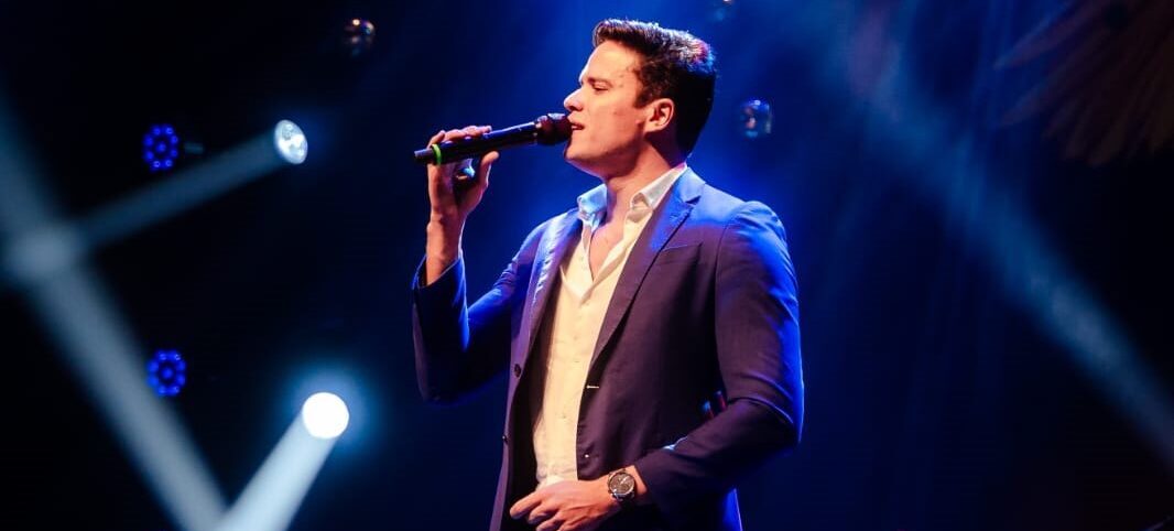 Marcos Lessa interpreta Roberto Carlos no BS Christmas