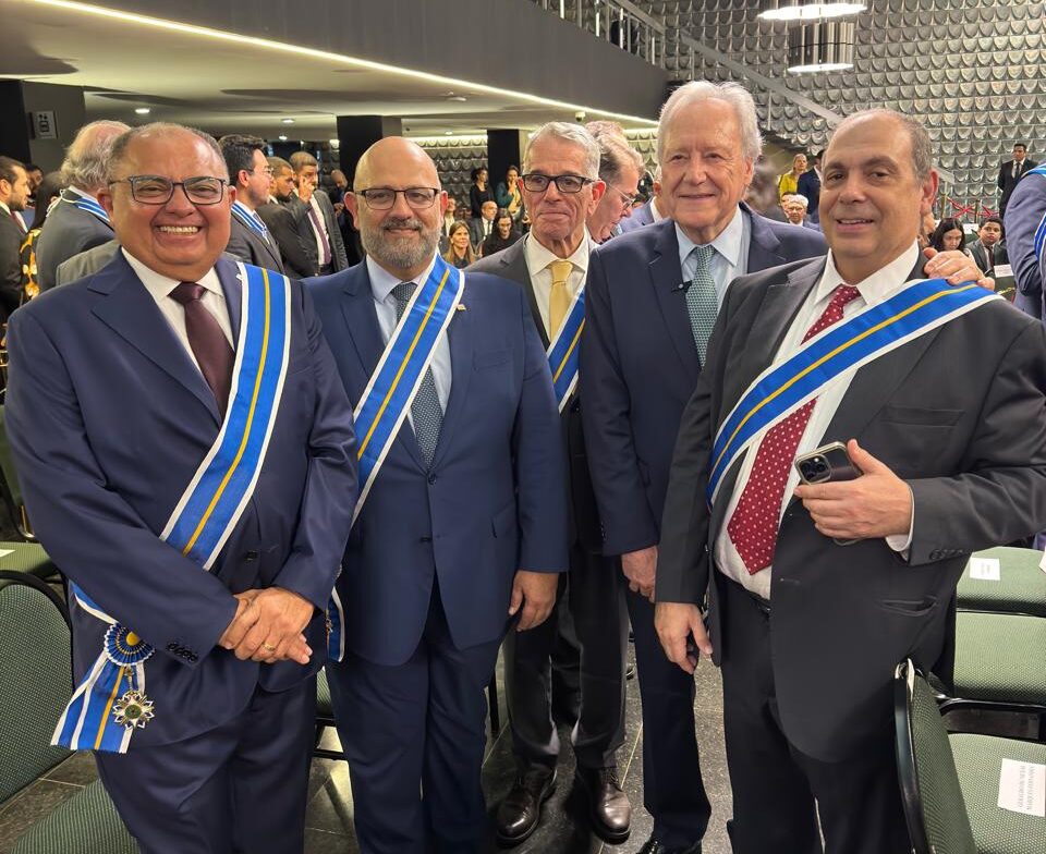 Ministro Teodoro Silva Santos é agraciado com a mais alta honraria do Ministério da Justiça