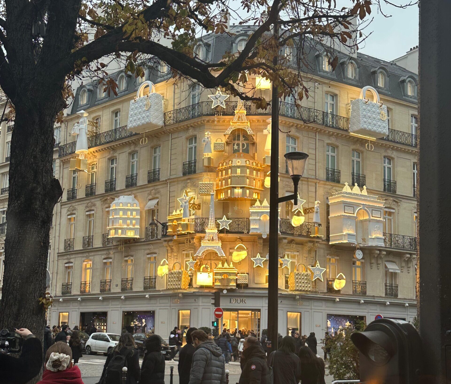 Pompeu Vasconcelos traz olhar sobre o encanto natalino da Dior na Avenue Montaigne
