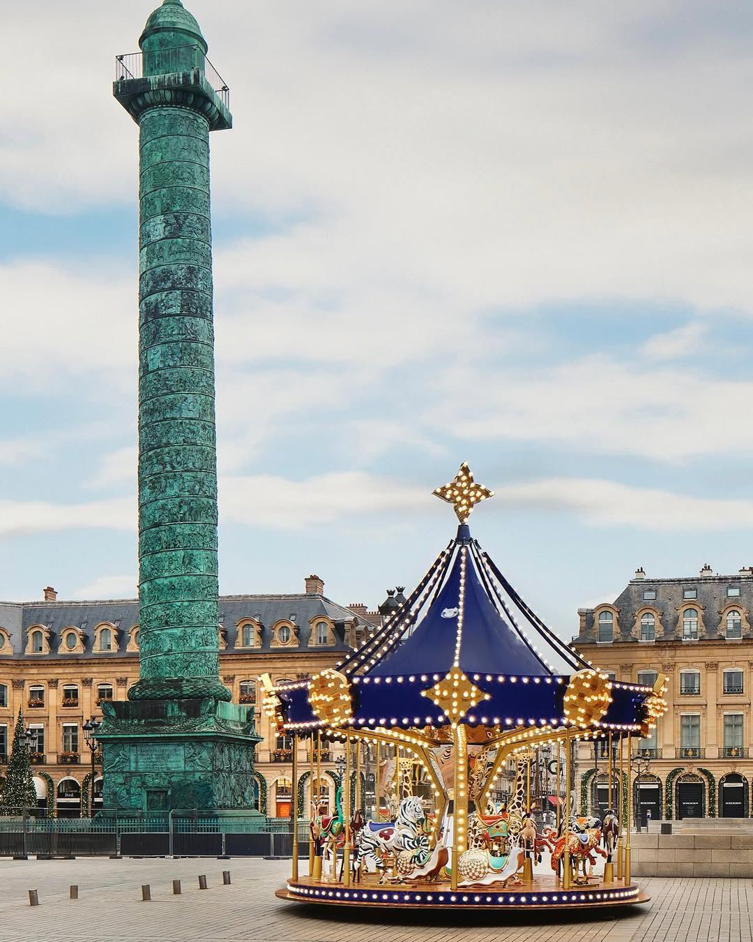 Louis Vuitton encanta Paris com carrossel mágico