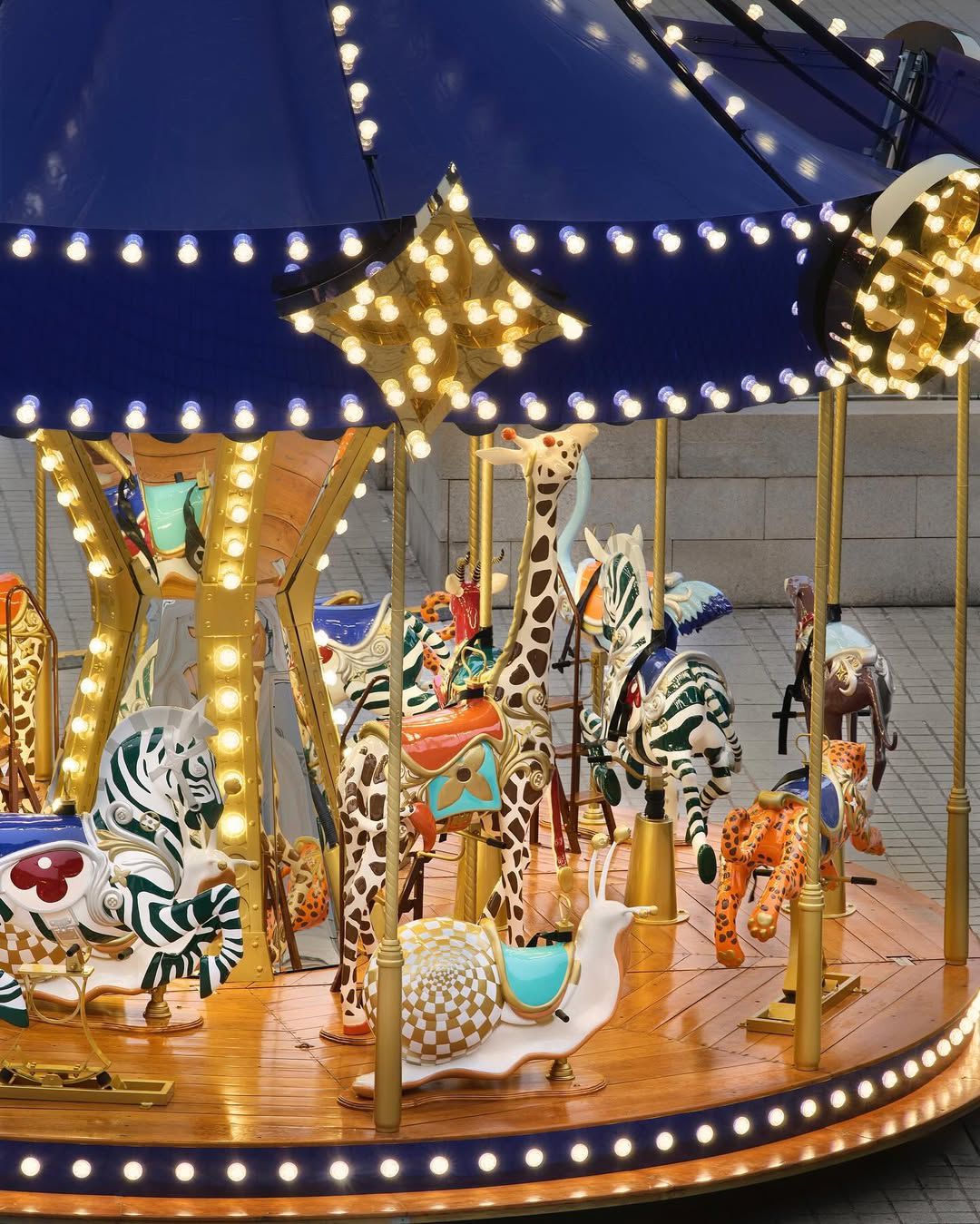 Louis Vuitton encanta Paris com carrossel mágico