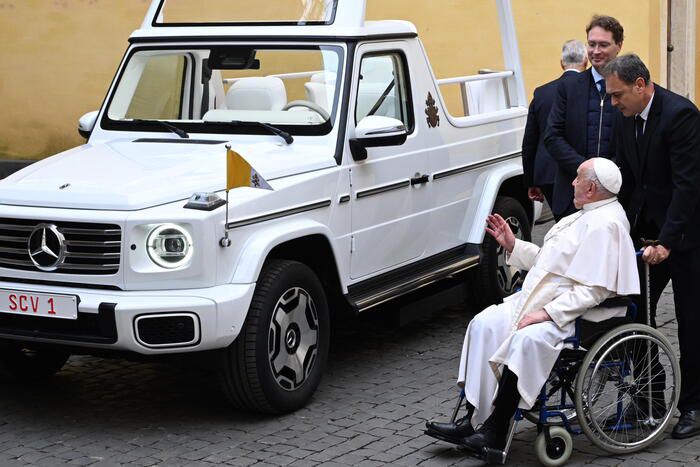 Papa Francisco recebe Papamóvel 100% elétrico da Mercedes-Benz