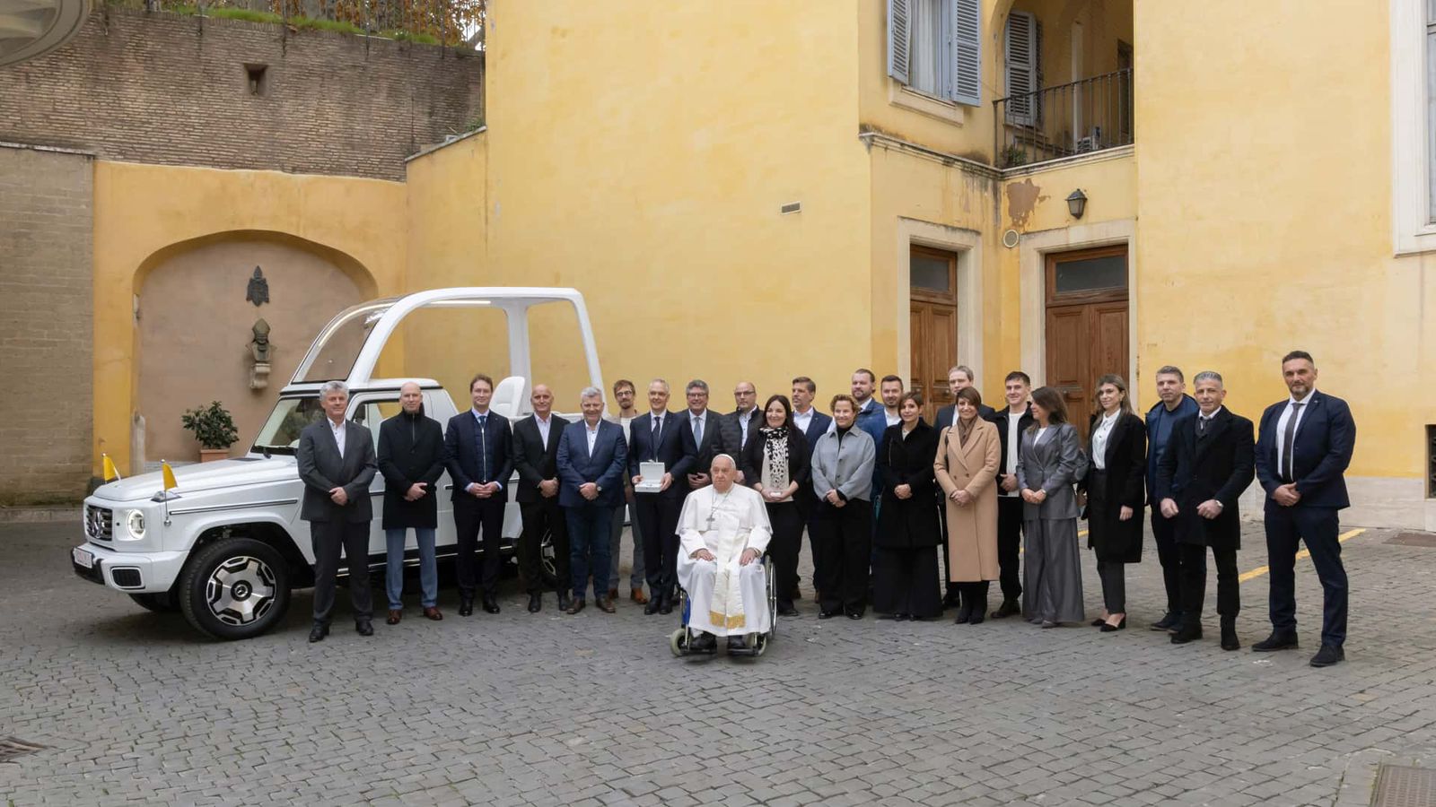 Papa Francisco recebe Papamóvel 100% elétrico da Mercedes-Benz