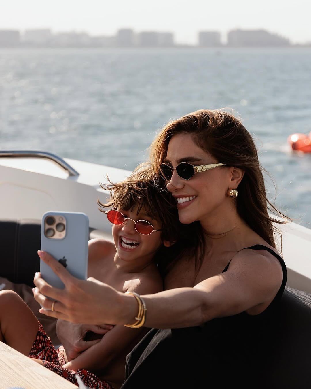 Alok e Romana curtem passeio de barco com os filhos em Dubai