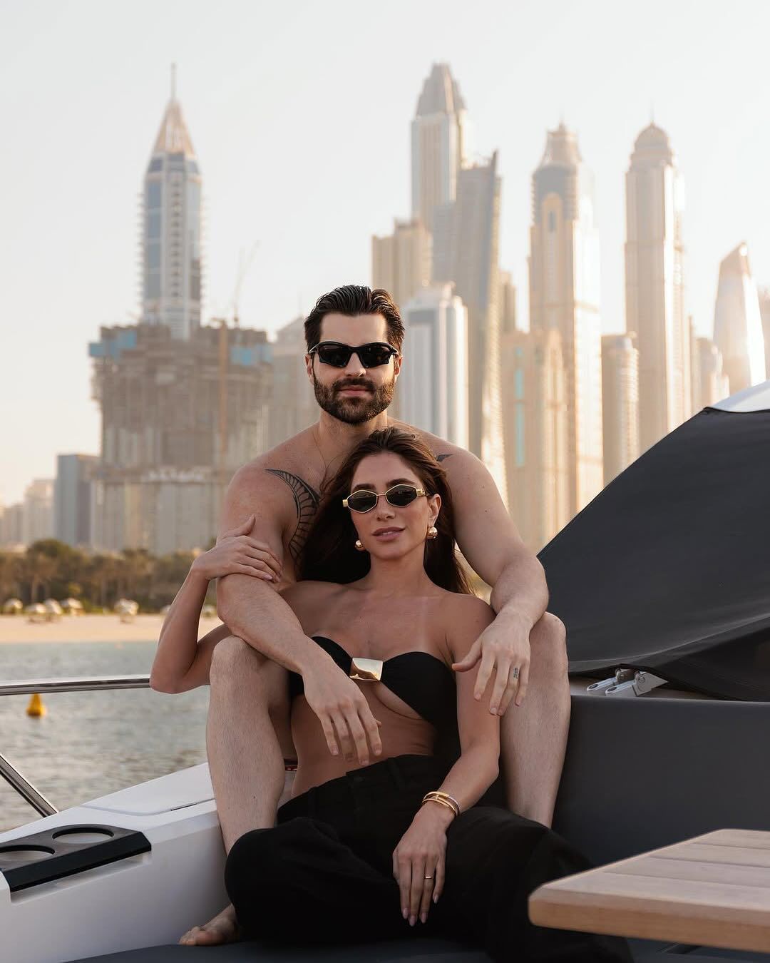 Alok e Romana curtem passeio de barco com os filhos em Dubai