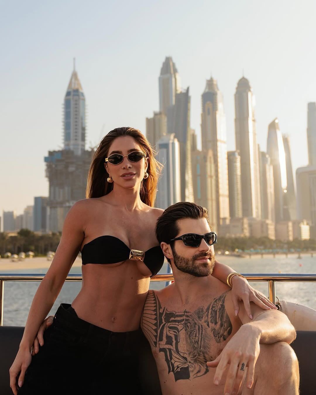 Alok e Romana curtem passeio de barco com os filhos em Dubai