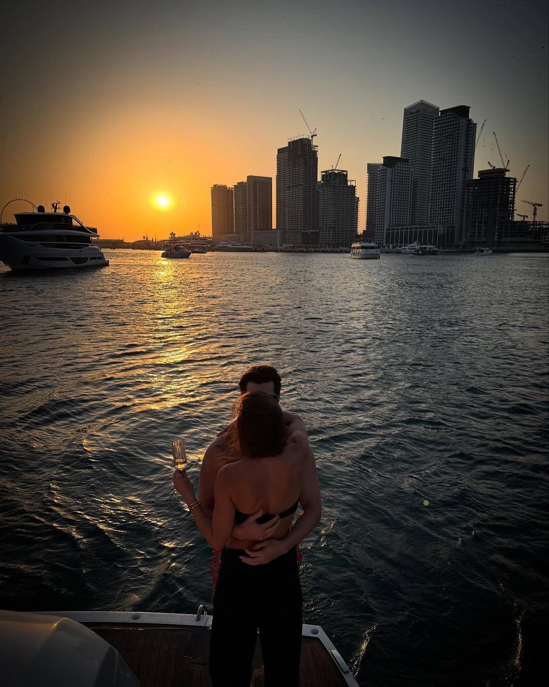 Alok e Romana curtem passeio de barco com os filhos em Dubai