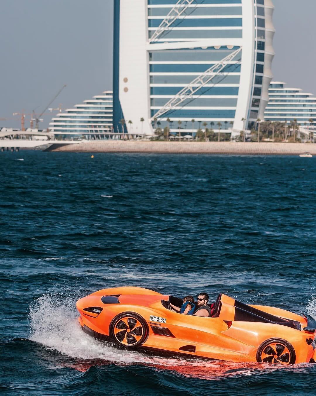 Alok e Romana curtem passeio de barco com os filhos em Dubai