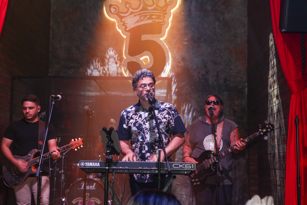 Henrique Portugal agita Fortaleza com show no Pub 5 Elementos