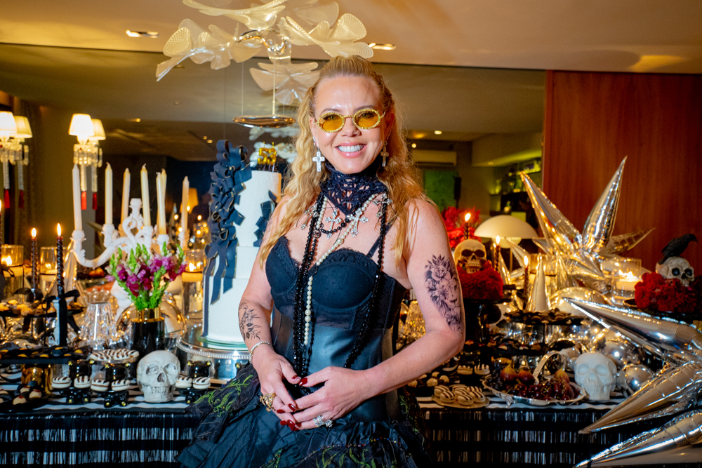 Branca Mourão comemora aniversário em clima de rock