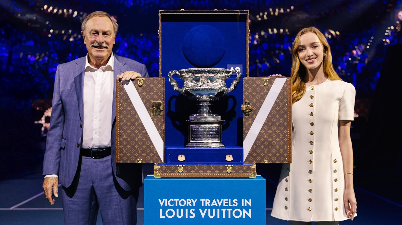 Phoebe Dynevor e John Newcombe entregam troféu do Australian Open 2025 Phoebe Dynevor e John Newcombe entregam troféu do Australian Open 2025