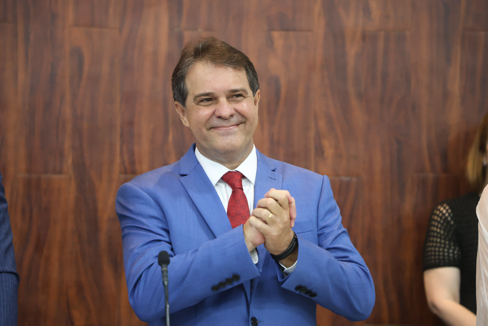 Evandro entrega Plano de Governo na abertura dos trabalhos legislativos da CMFor Evandro entrega Plano de Governo na abertura dos trabalhos legislativos da CMFor