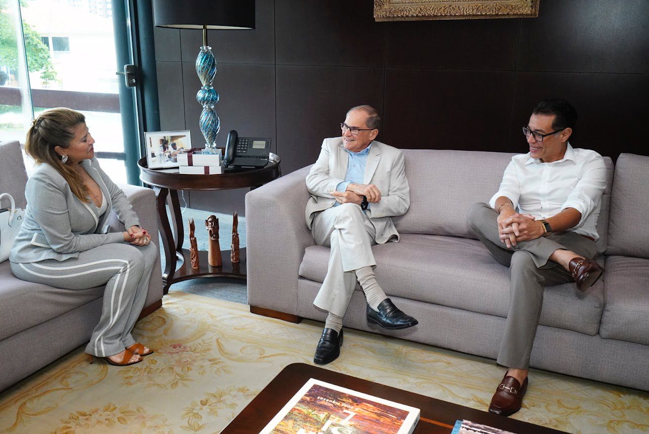 Secretária Ana Paula Araújo e ex-deputado Leonardo Araújo visitam governador em exercício, desembargador Abelardo Benevides