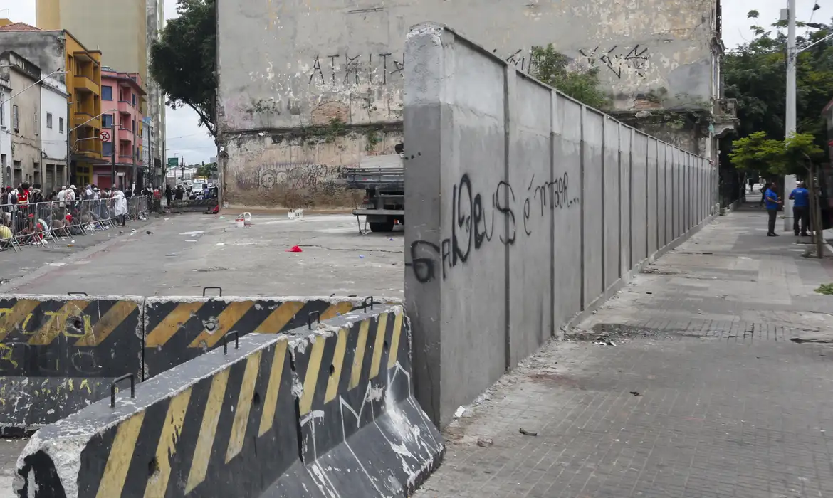 Prefeitura de São Paulo nega que muro confine pessoas na Cracolândia Prefeitura de São Paulo nega que muro confine pessoas na Cracolândia