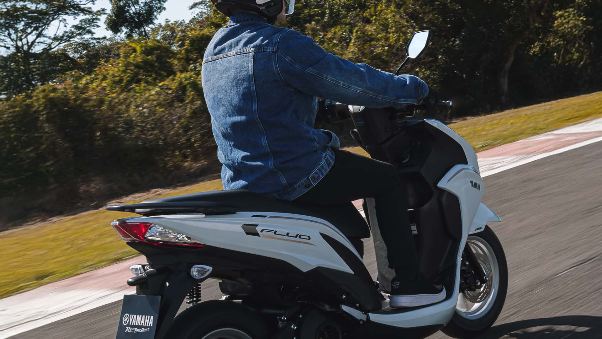 Yamaha Fluo Abs Hybrid Connected 2025 (1)