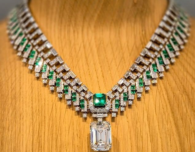 Cartier celebra o luxo com a exposição de alta joalheria nos Emirados Árabes