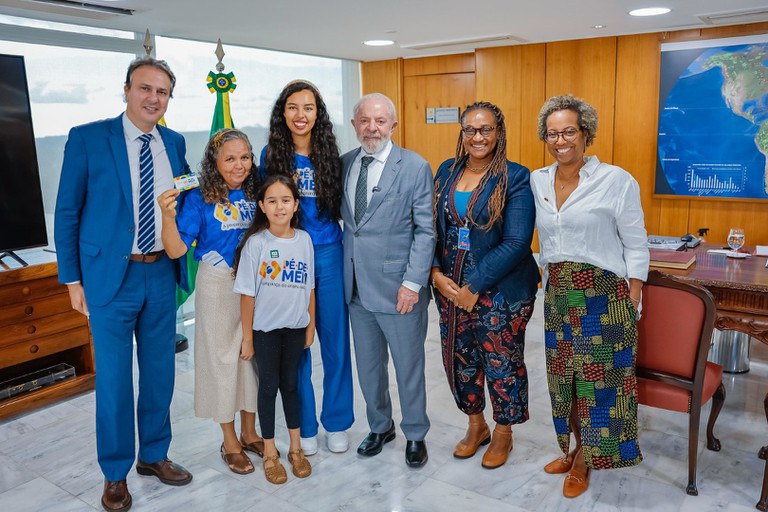 Lula e Camilo presenciam estudante sacar dinheiro do Pé-de-Meia na Caixa