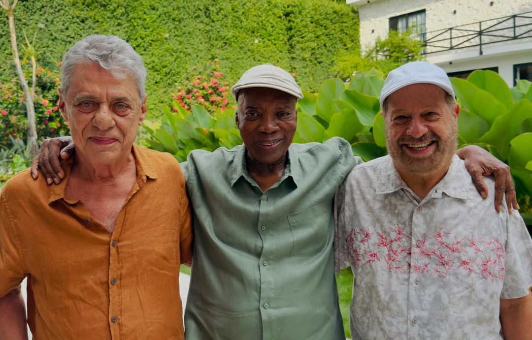 Milton Nascimento recebe Chico Buarque e João Bosco em sua residência no Rio Milton Nascimento recebe Chico Buarque e João Bosco em sua residência no Rio