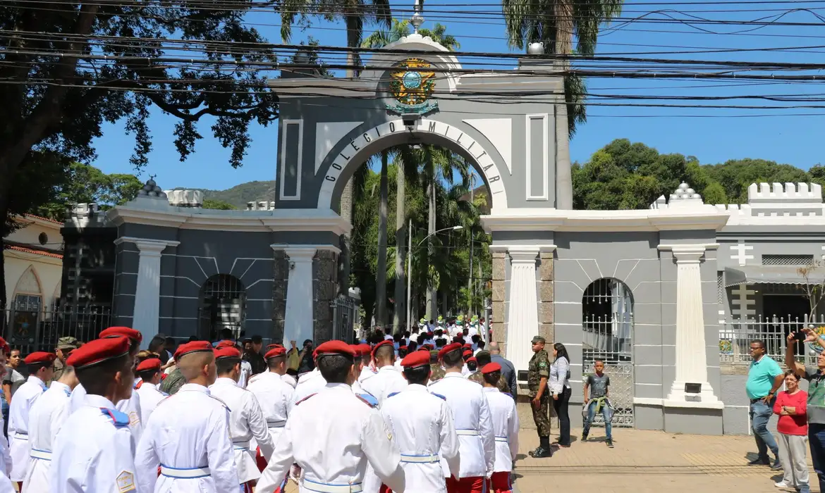Justiça Federal determina adoção de cotas raciais e sociais em colégios militares Justiça Federal determina adoção de cotas raciais e sociais em colégios militares