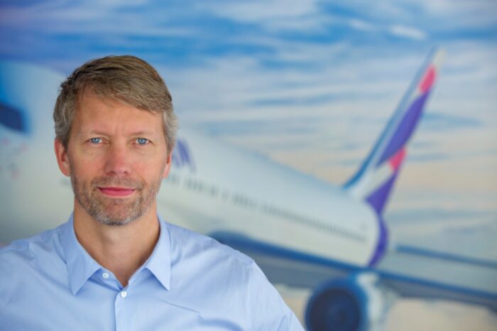 CEO da Latam Brasil questiona fusão entre Gol e Azul e destaca desafios financeiros no setor de aviação