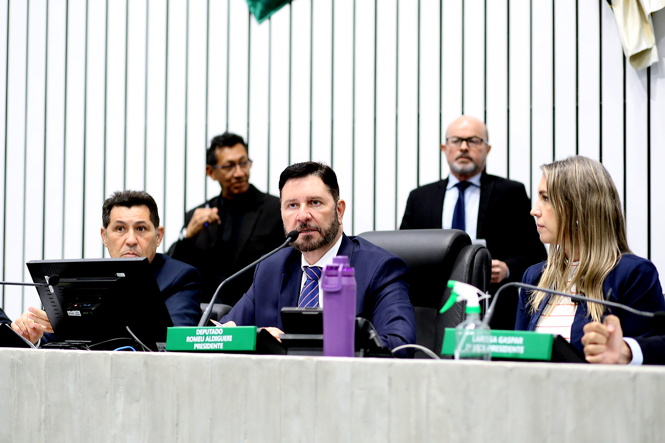 Alece aprova reajuste salarial de 5,83% para servidores públicos do Estado Alece aprova reajuste salarial de 5,83% para servidores públicos do Estado