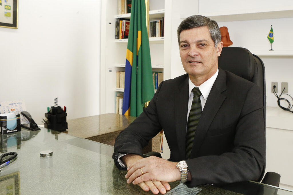 Iate Clube de Fortaleza homenageia desembargador federal Cid Marconi com título de Sócio Honorário