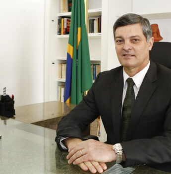 Iate Clube de Fortaleza homenageia desembargador federal Cid Marconi com título de Sócio Honorário