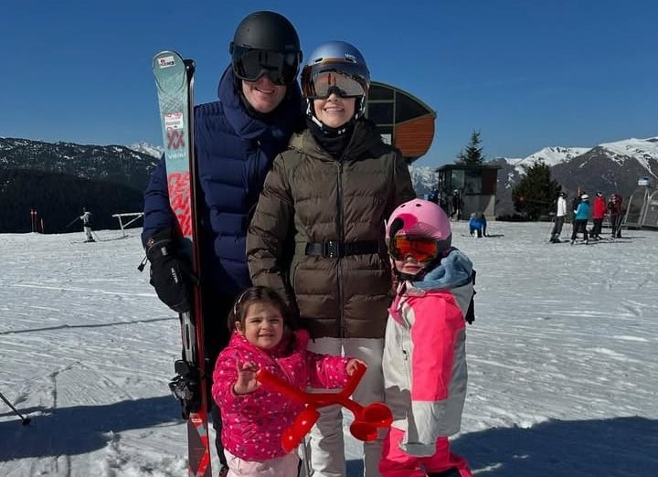 Dest Rodrigo Carneiro E Camile Quintão Com As Filhas Victoria E Celine Em Baqueira Beret