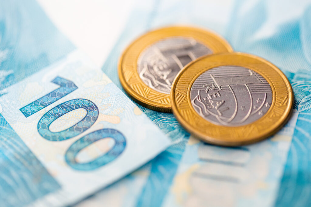 Real Brl, Moeda Corrente Do Brasil. Moedas De 1 Real E Cédulas Bancárias De 100 Reais Em Fotografia Macro. Economia Brasileira, Negócios E Finanças.