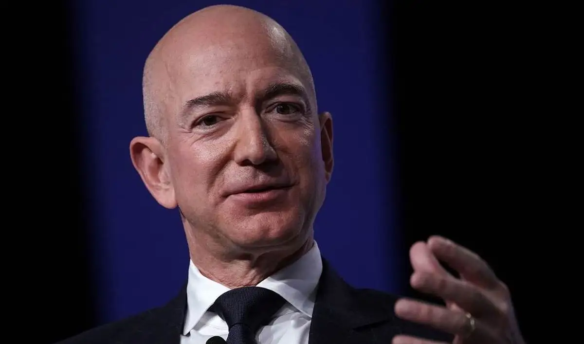 Jeff Bezos aposta que IA criará escassez de mão de obra, e não desemprego em massa