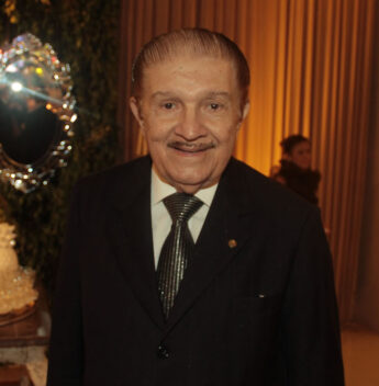 Mauro Benevides recebe familiares e figuras da política nacional para marcar seus 95 anos