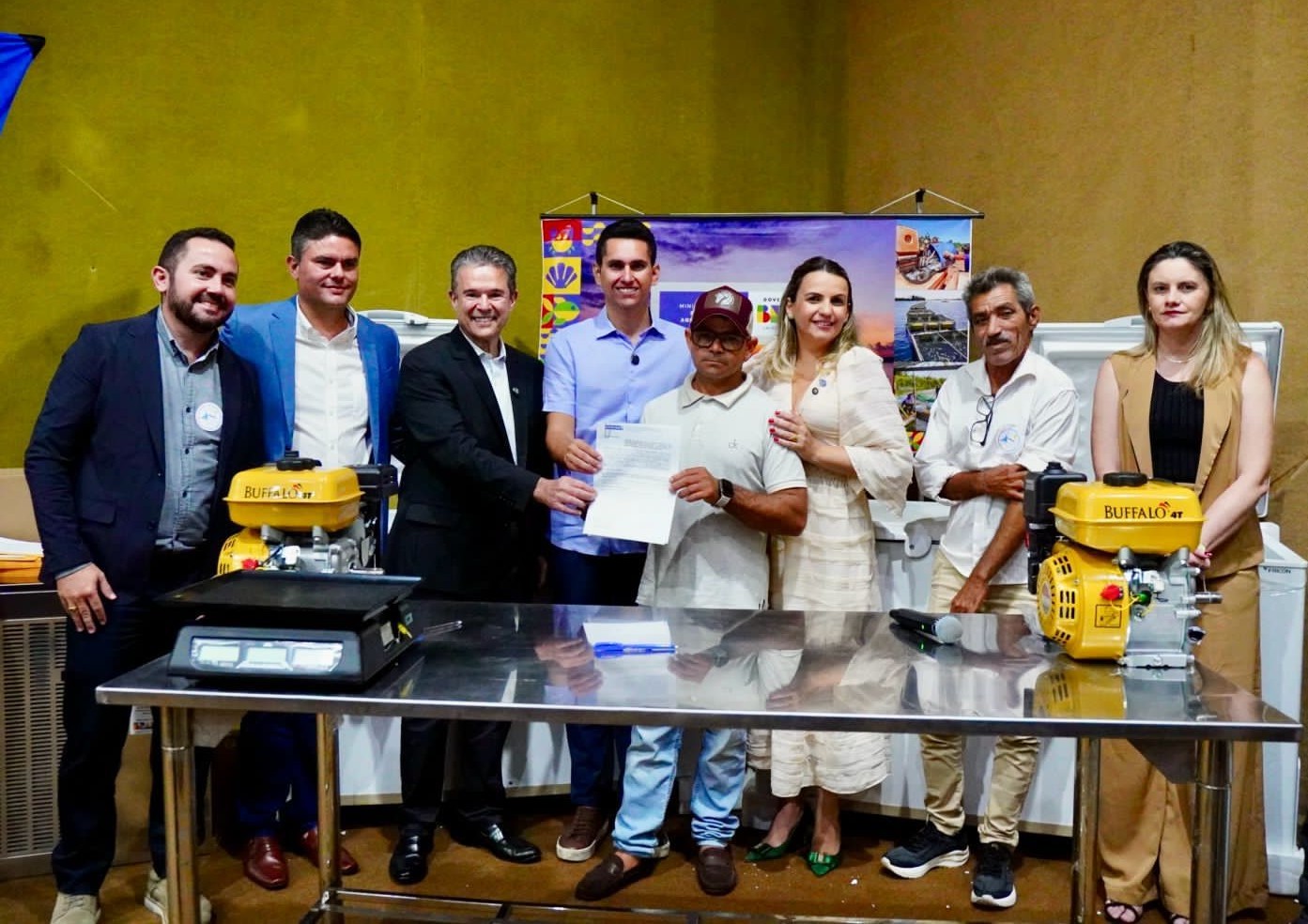 Ministro da Pesca visita o Ceará e entrega autorizações e equipamentos para pescadores