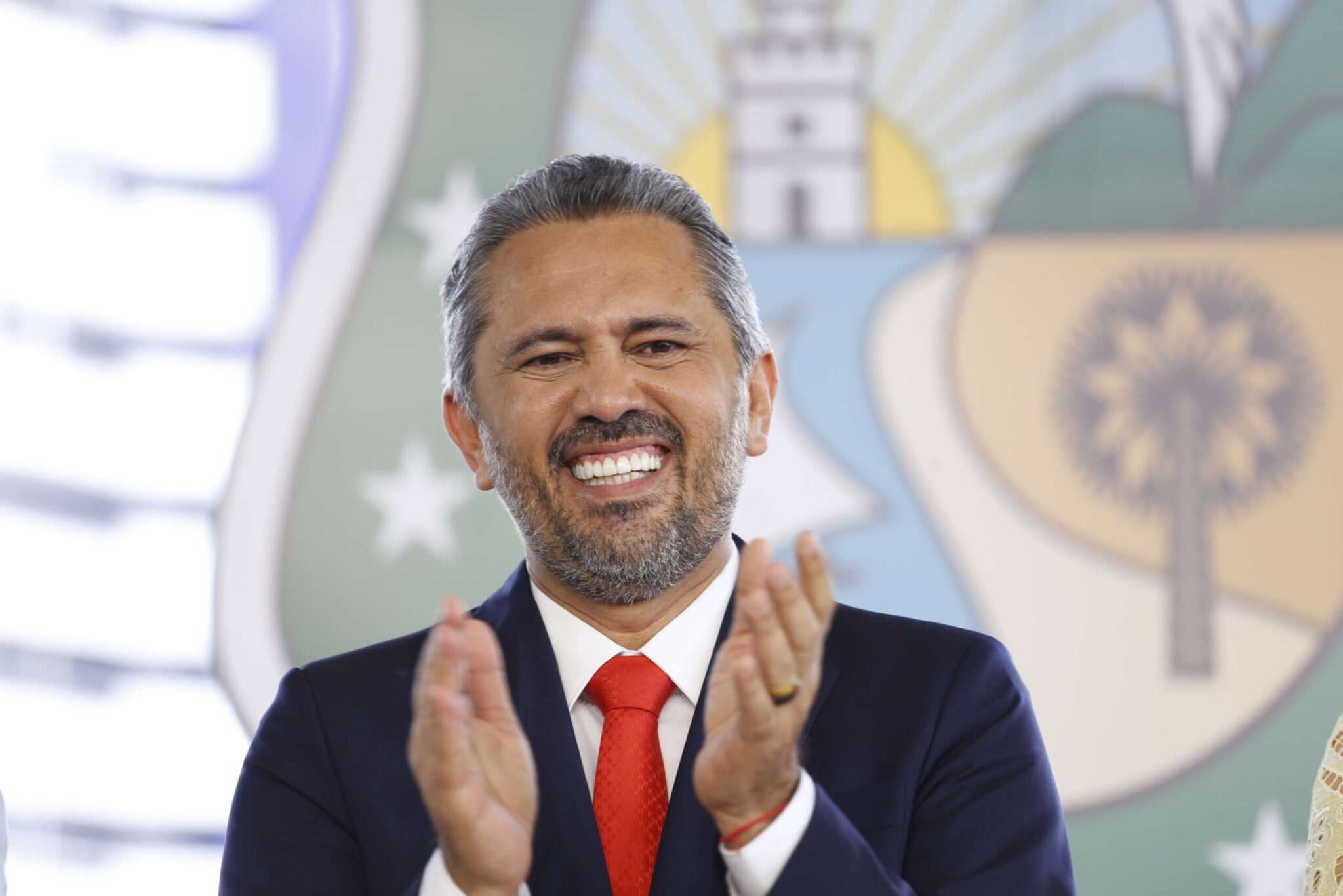 Governador Elmano de Freitas completa 55 anos e recebe homenagens de aliados e lideranças políticas