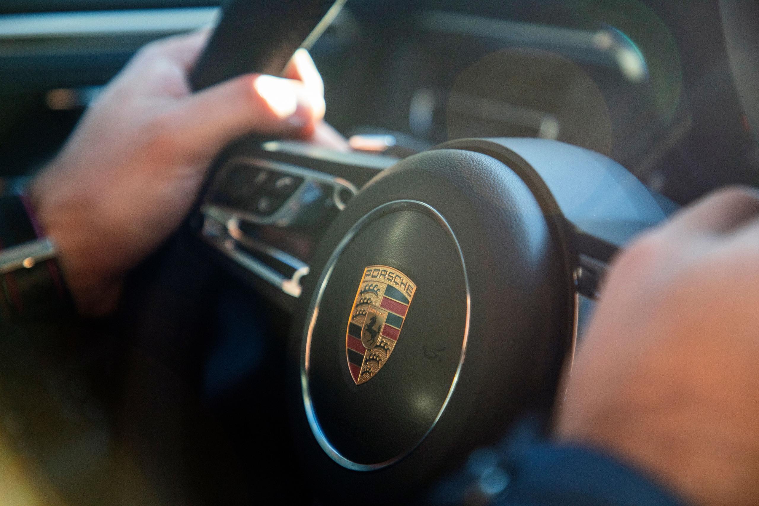 Porsche reduz projeções para 2025 e suspende expansão de produção de baterias