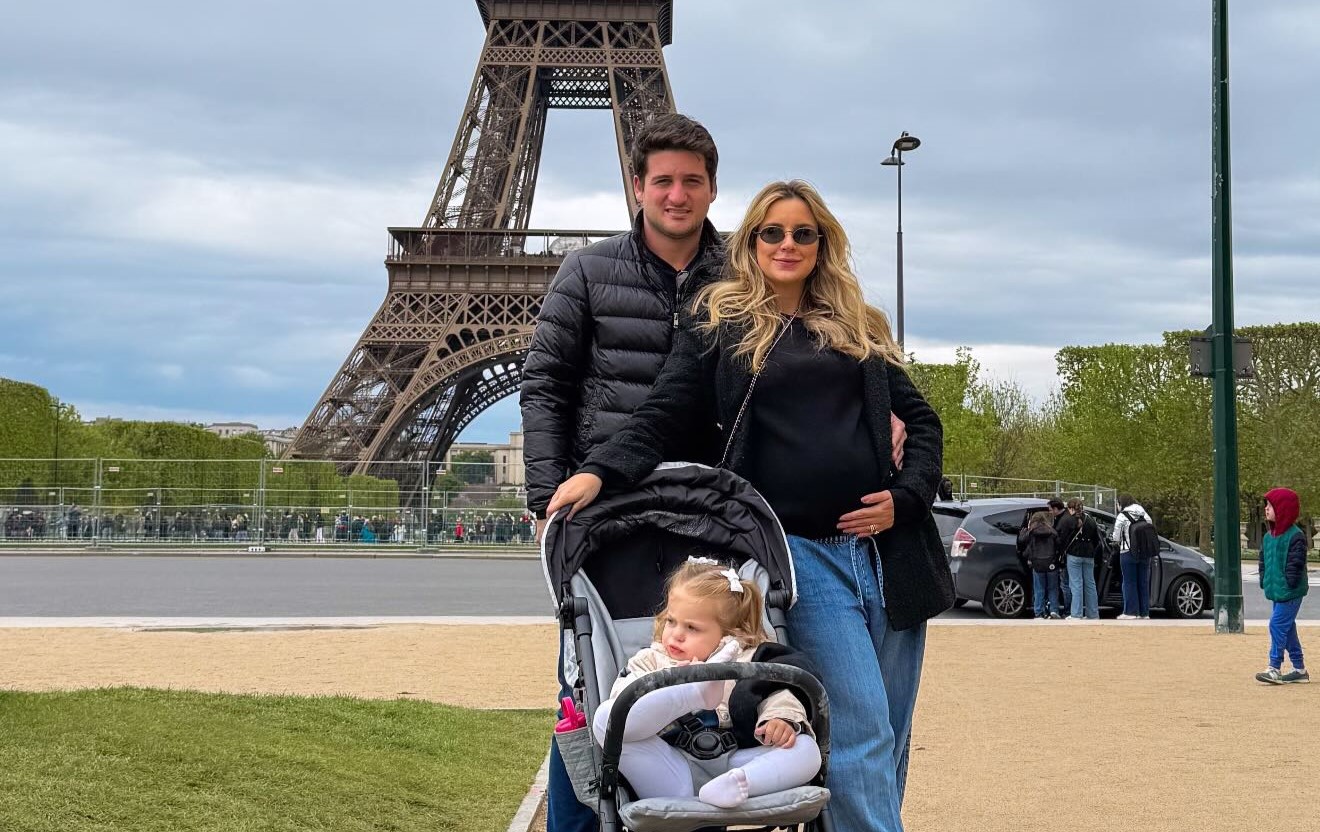 Fernanda Levy curte Páscoa em Paris com Omar Macedo e a filha Maria