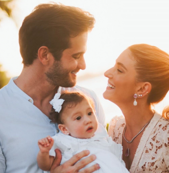Helena Macêdo, filha de Bruna Magalhães e Ravi Macêdo, é batizada no sítio da família