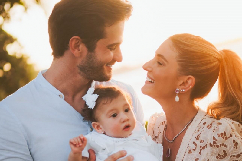 Bênção de batismo - Helena Macêdo, filha de Bruna Magalhães e Ravi Macêdo, é batizada no sítio da família