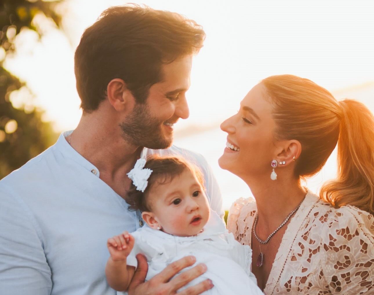 Helena Macêdo, filha de Bruna Magalhães e Ravi Macêdo, é batizada no sítio da família